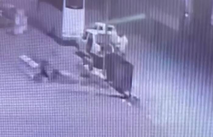 57 Saniyede Arabayı Soyan Hırsızlar Kameraya Yakalandı