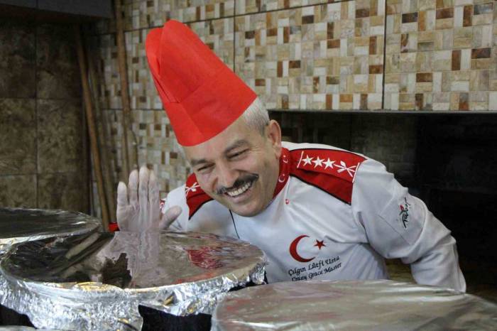 Keşkek Tenceresini Karpuz Seçer Gibi Açıyor: “Aman Allah’ım”