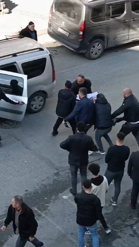 Arnavutköy’de Sokakta Gördüğü Husumetlisine Kurşun Yağdırdı