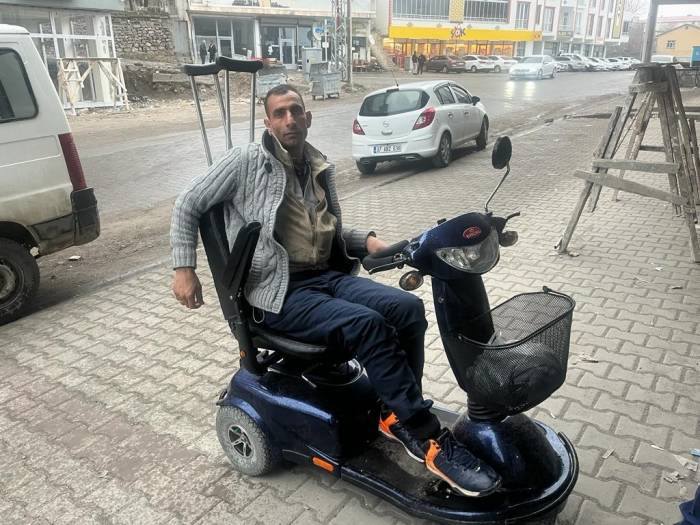 15 Yıl Değnekle Gezen Vatandaş Akülü Arabasına Kavuştu