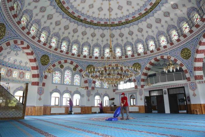 Camilerin Güneş Enerji Sistemleri Yenilendi, Temizlikler 2 Haftaya Çıkarıldı