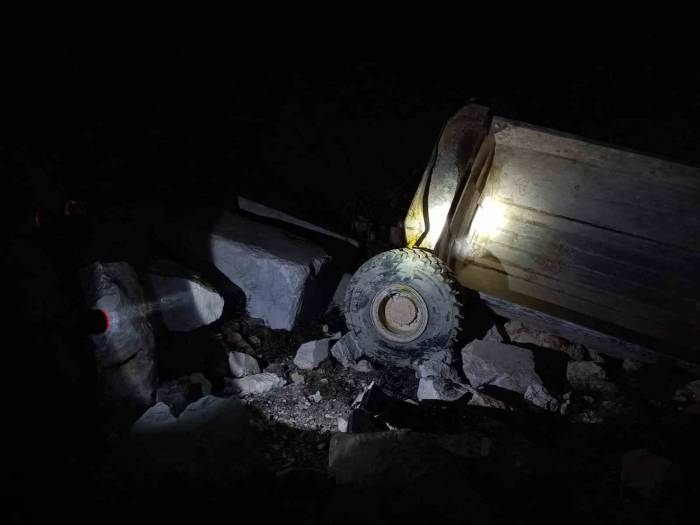 Mermer Ocağında Kamyon Devrildi, 1 İşçi Ağır Yaralandı