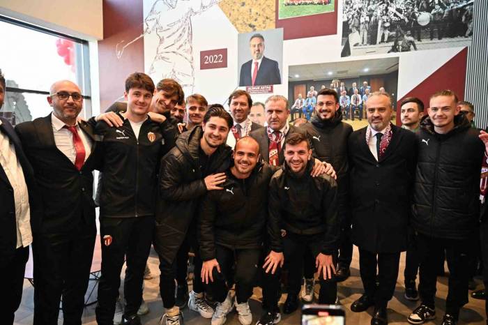 Bakan Bak, İnegöl’de Spor Tesisi Açılışında Konuştu: "Türkiye Bir Spor Devrimi Yaşıyor"