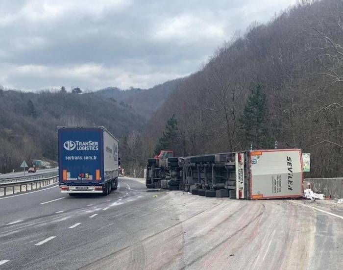Kontrolden Çıkan Tır Devrildi