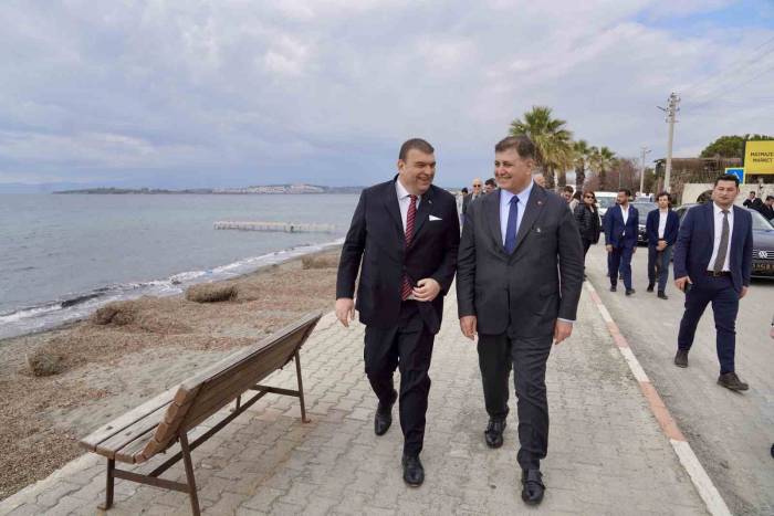 Cemil Tugay Ve İsmail Yetişkin Seferihisarlılarla Buluştu