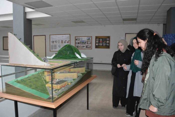 Lise Öğrencileri Düzce Üniversitesini Tanıdı