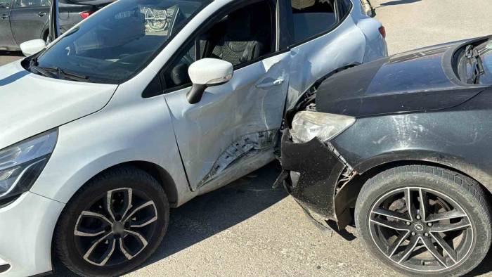 Kavşakta Kaza Yaptılar