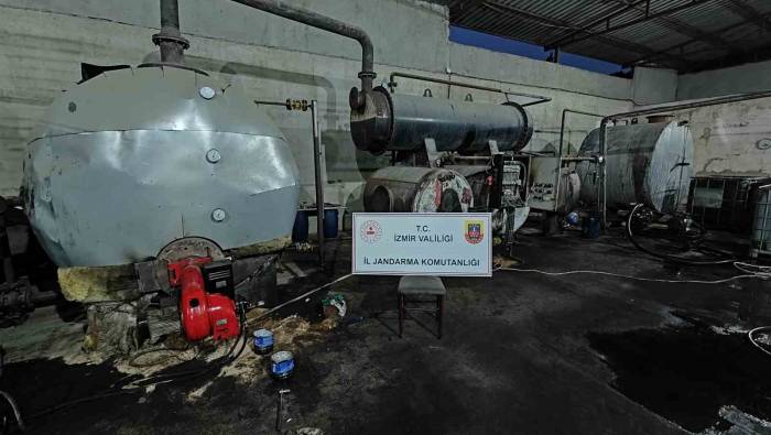 İzmir’de Kaçakçılara Baskın: 11 Bin Litre Kaçak Akaryakıt Ele Geçirildi