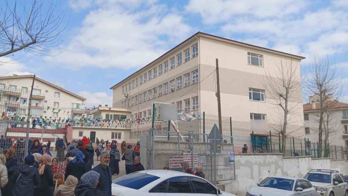 Yoğun Bakımda Yaşam Savaşı Veren Çocuğun Babasından İhmal Ve Öğretmen Darbı İddiası