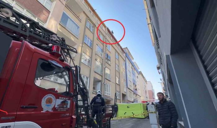 Eşiyle Boşanma Aşamasında Olan Şahıs Çatıya Çıktı, 4 Saatte İkna Edildi