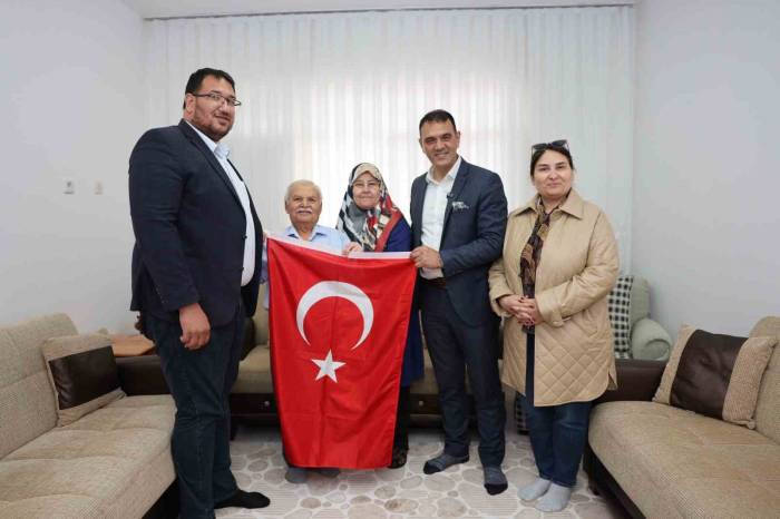 Türkiye’nin İlk Astronotu Alper Gezeravcı’nın Ailesine Türk Bayrağı Hediye Edildi