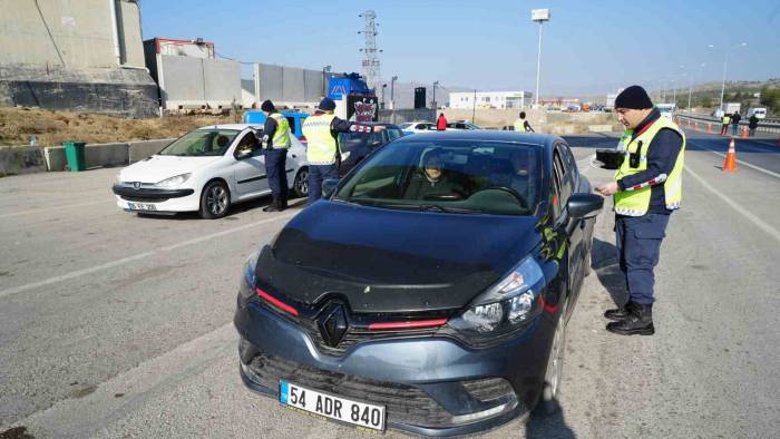 43 İlin Geçiş Noktasında Sıkı Denetim: Narkotik Köpeği İle Araçlar Didik Didik Arandı