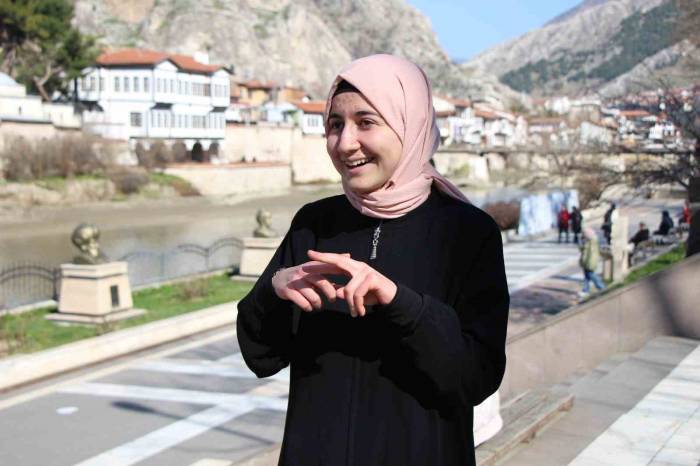 Sude Nur’un “Ana Dili” İşaret Dili