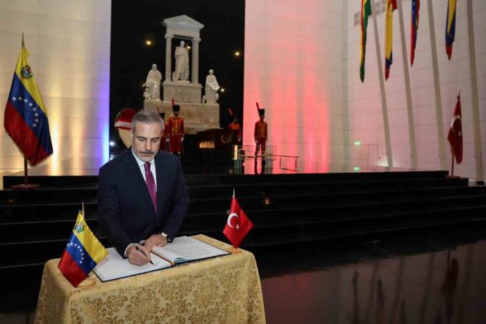 Dışişleri Bakanı Fidan, Devrimci Lider Bolivar’ın Anıt Mezarını Ziyaret Etti