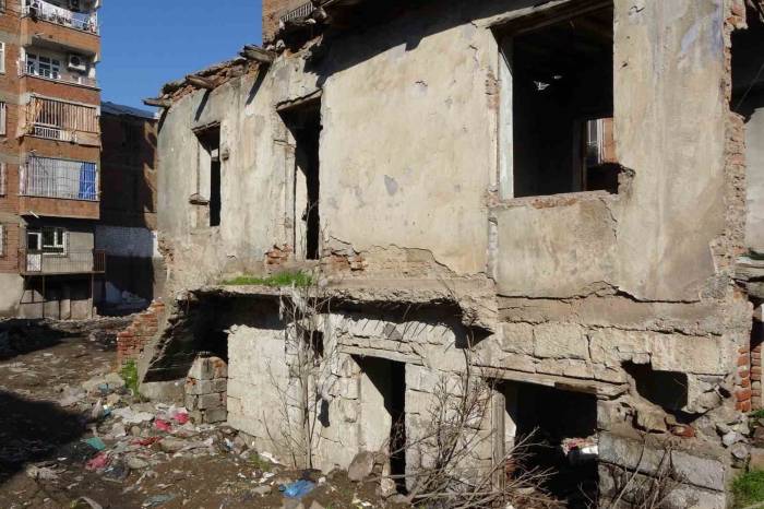 Metruk Eve Kanlı Beze Sarılı Halde Terk Edilen Bebeği Bulan Şahıs Konuştu