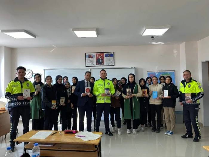 Trafik Polisleri, Öğrencilere Mesleklerini Tanıtıp Kitap Hediye Etti