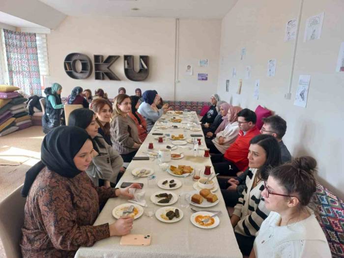 Öğrenciler Ninemin Tarifleri Atölyesinde