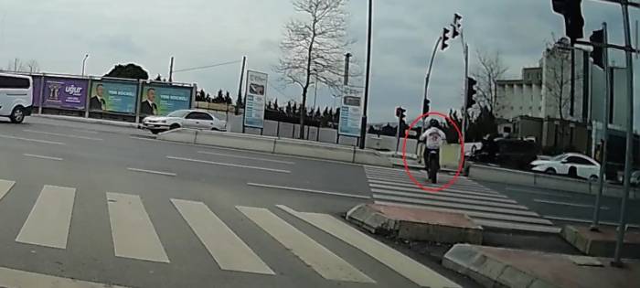 Minibüsün Çarptığı Motosikletli Metrelerce Savruldu