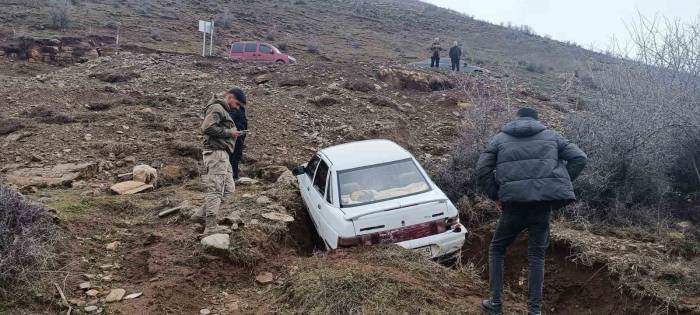 Otomobil Şarampole Yuvarlandı: 2 Yaralı