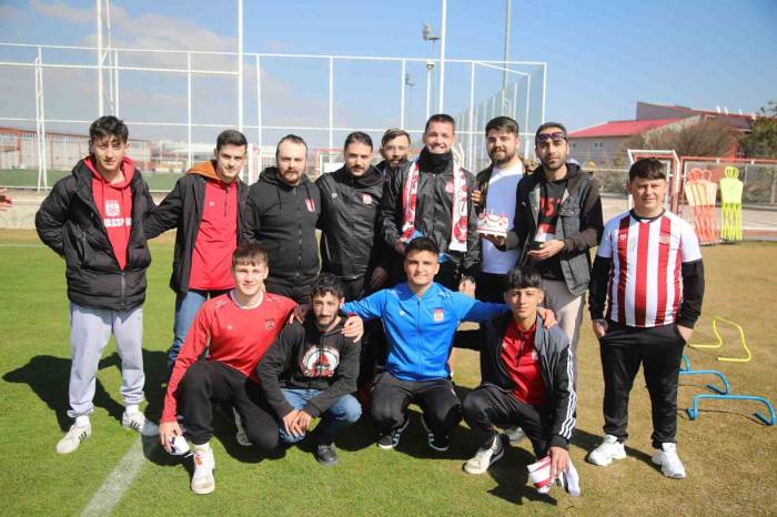 Sivasspor Taraftarından, Rey Manaj’a Sürpriz Kutlama