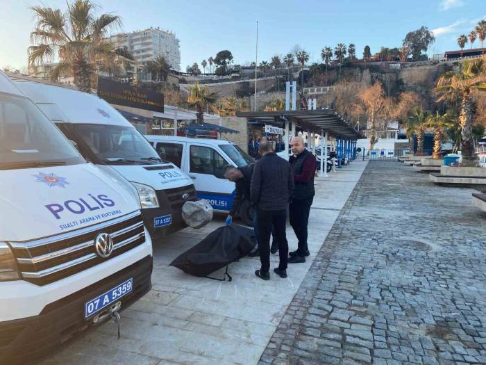 Üzerindeki Elbiselerle Deniz Yüzeyinde Cansız Bedeni Bulundu