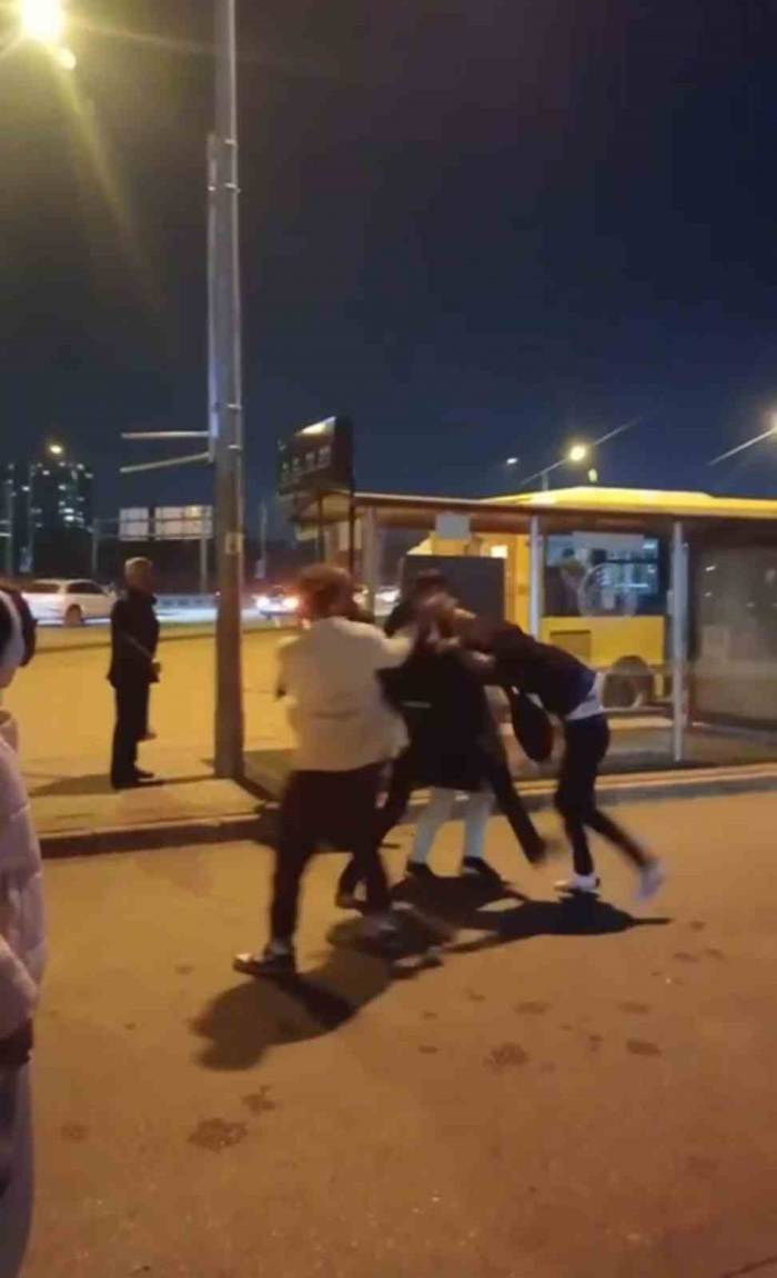 Otobüs Şoförüyle Yolcu Arasında Kavga Çıktı, Cadde Ringe Döndü