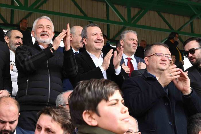 Başkan Başdeğirmen Taraftara Forma Hediye Etti