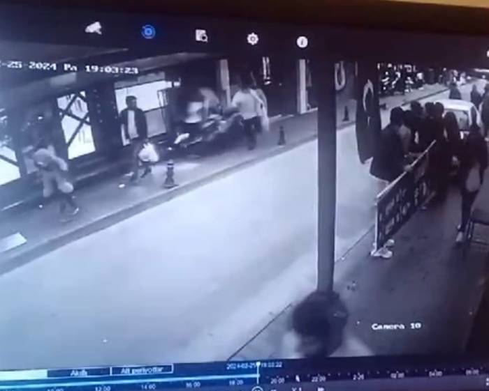 İzmir’de Motosiklet Kaldırımda Yürüyen Yayaların Arasına Daldı: 3 Yaralı