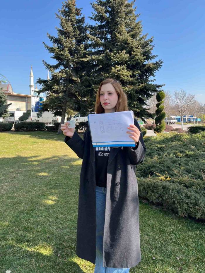 Ehliyet Almak İçin Sağlık Raporu Almaya Gitti, Gece Kulübünde Çalıştığını Ve Kendi Adına Senet Tutulduğunu Öğrendi