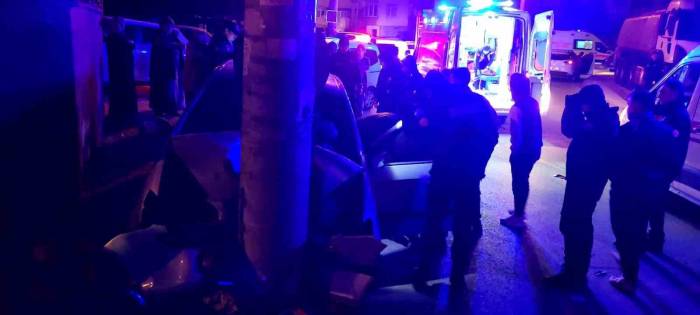 Otomobil Beton Elektrik Direğine Çarptı : 1’i Ağır 3 Yaralı