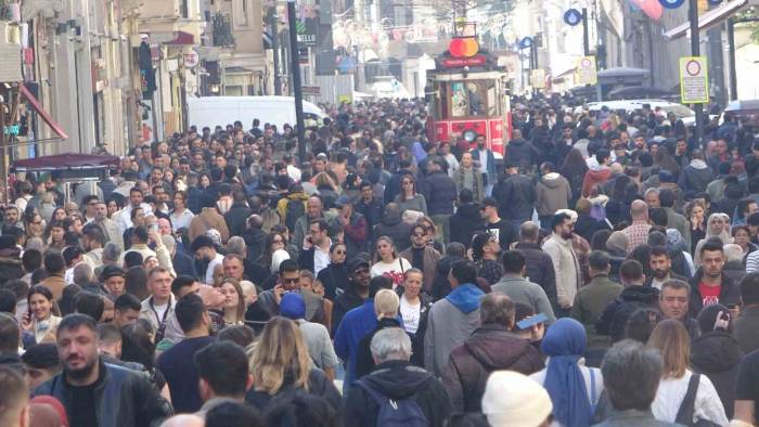 Şubat Ayında Güneşli Ve Sıcak Havayı Fırsat Bilenler Taksim’e Akın Etti