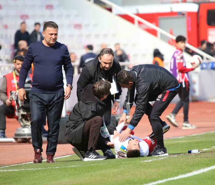 Sivasspor’da Bartuğ Elmaz Şoku! Ambulansla Hastaneye Kaldırıldı