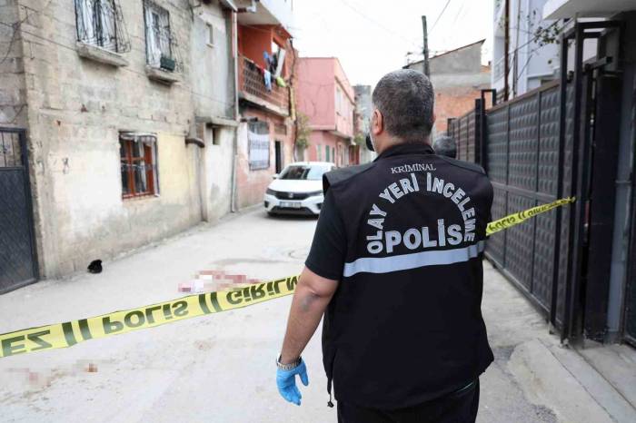 Uyuşturucu Kullandığını Öne Sürdüğü Kızını Bıçakla Ağır Yaraladı