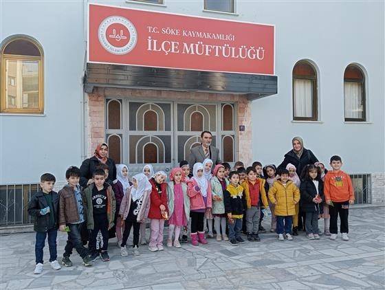 Minik Öğrenciler Kumbaralarını Yardıma Muhtaç Çocuklar İçin Bağışladı