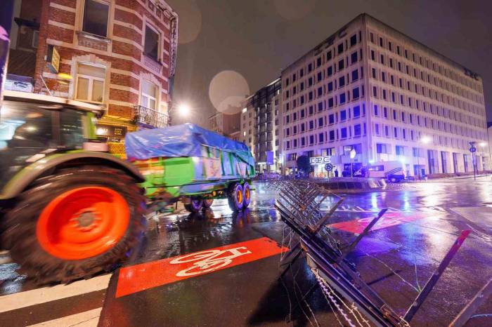 Belçika’da Çiftçiler Caddeleri Ateşe Verdi