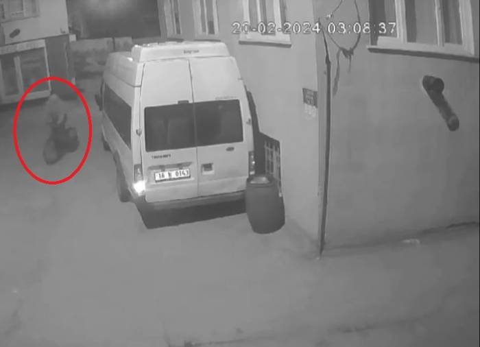 Bisikletli Hırsız Kamerada...düşe Kalka 3. Kattaki Montu Çaldı, Böyle Kaçtı