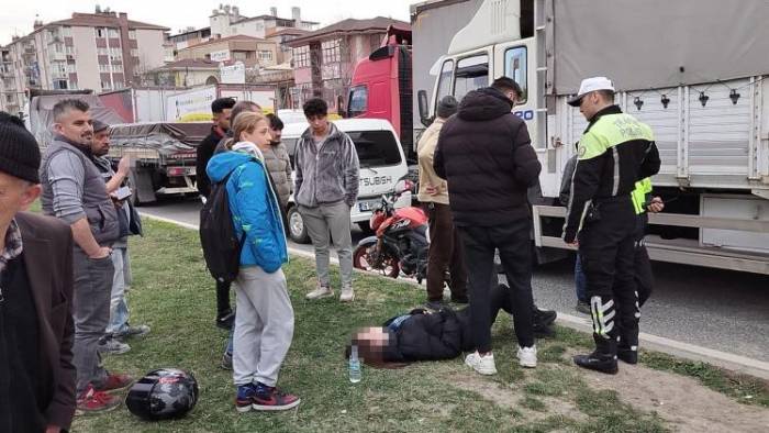 Motosiklet Yayaya Çarptı: 2 Yaralı