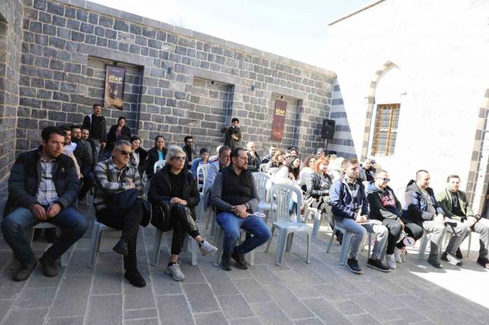 Diyarbakır’da Paşa Hamamı’nda Kitap Mezadı Yapıldı