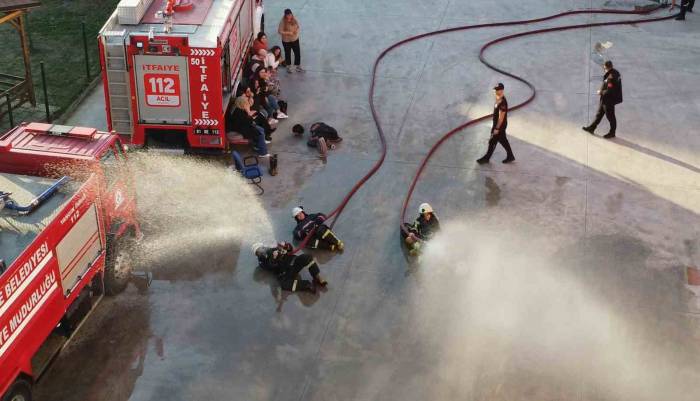 Afet Gönüllüsü Üniversiteliler İlk Eğitimlerini Aldı