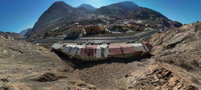 Uzundere’de Göçük: Onlarca Ev Ve İş Yeri Zarar Gördü