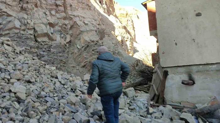 Uzundere’de Göçük Sonrası Afad Tarafından İnceleme Başlatıldı