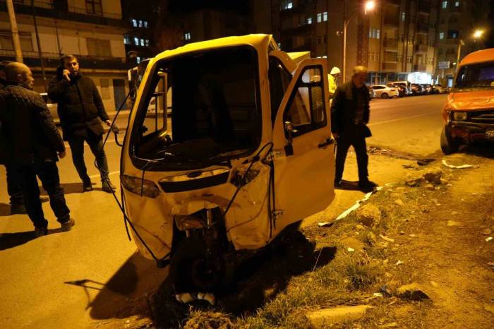 Minibüsle Kafa Kafaya Çarpışan Kurye Yaralandı