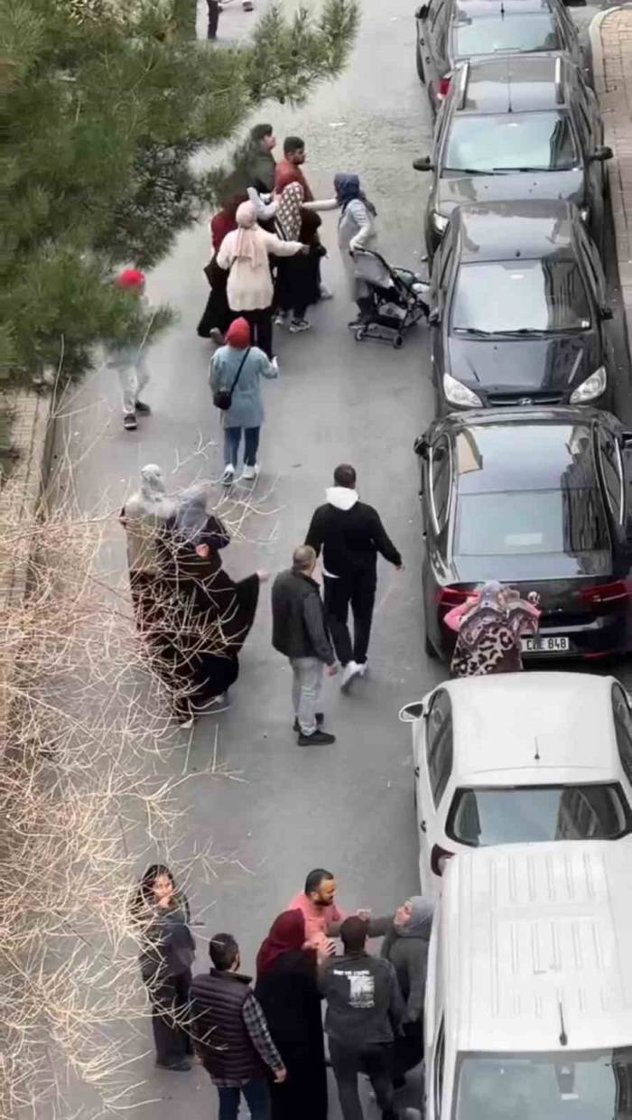 İstanbul’da “Bina Kötü Kokuyor” Tepkisi Meydan Kavgasına Dönüştü: Ortalık Karıştı, Çocuğun Kaşı Patladı