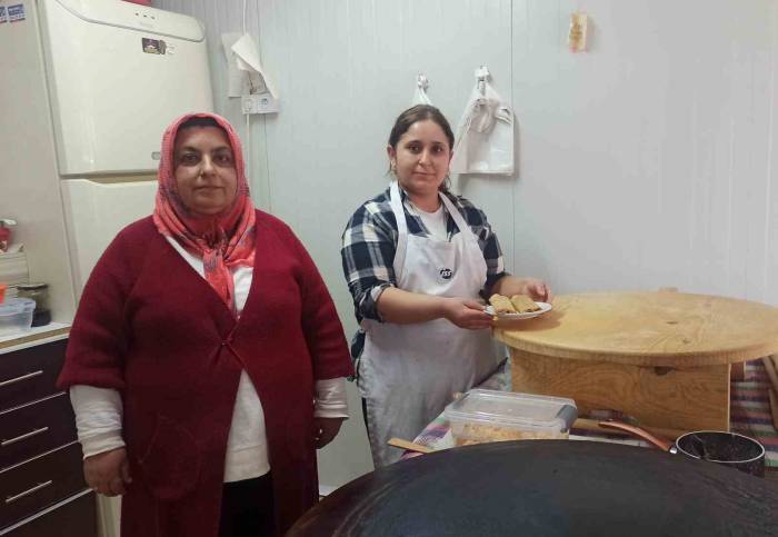 Depremde İş Yeri Yıkılan Abla-kardeş Konteyner İş Yerinde Hizmet Veriyor