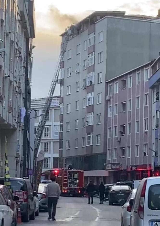 8 Katlı Binanın Terasında Yangın Paniği