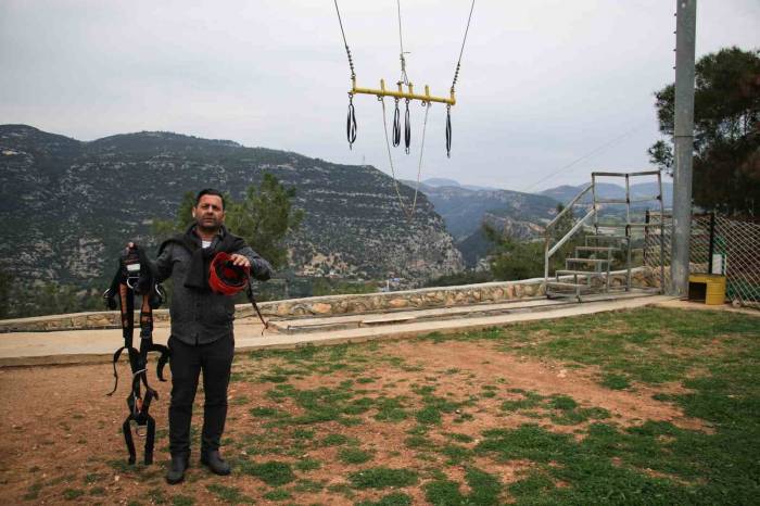 Macera Parkındaki Salıncak Platforma Çarptı, Genç Kızın Ayağı Kırıldı