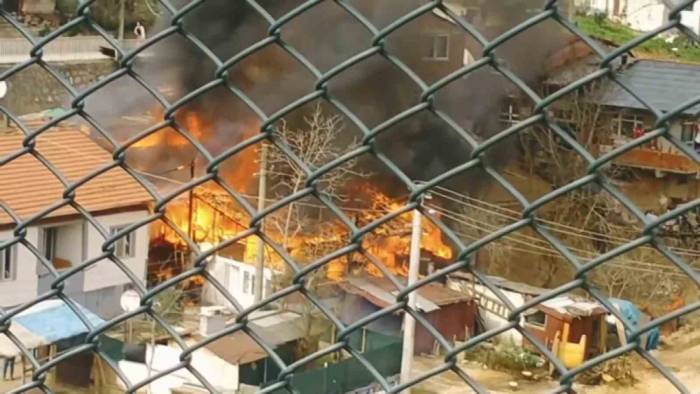 Yangın Faciası: Baba Ve Oğlunun Evleri Küle Döndü