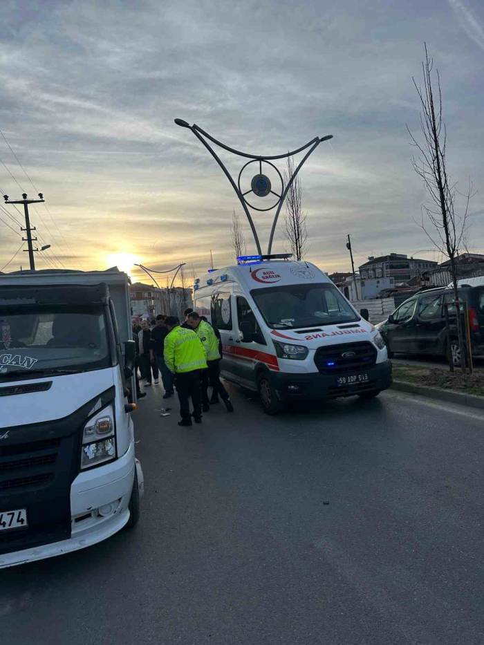 Kamyonete Çarpan Motosikletin Sürücüsü Ağır Yaralandı