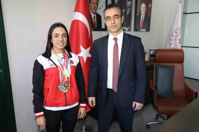 Ağrılı Milli Kayakçı Seher Kaçmaz Madalyaları Topladı