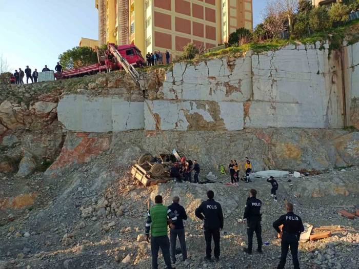 Traktör 20 Metrelik Şarampole Yuvarlandı, Sürücüsü Öldü